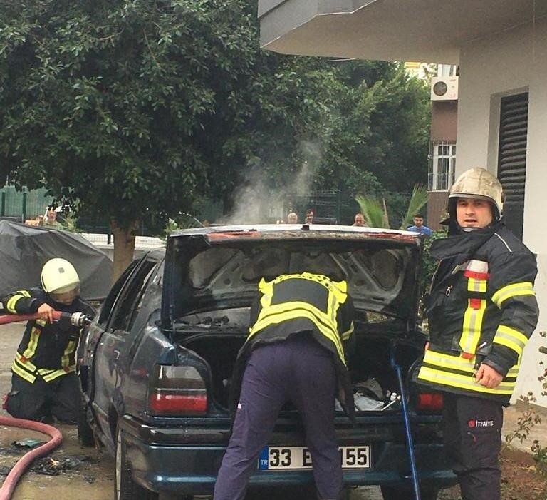 Yanan Otomobili Balkondan Kovayla Su Dökerek Söndürmeye Çalıştı