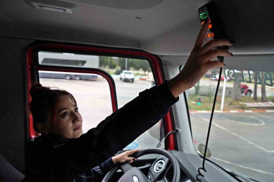 İtfaiyenin Yükünü Onlar Çekiyor, Trafikte Görenler Hem Şaşırıyor Hem Alkışlıyor