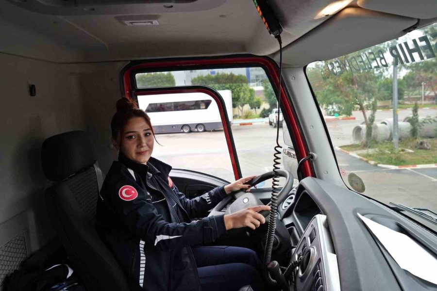 İtfaiyenin Yükünü Onlar Çekiyor, Trafikte Görenler Hem Şaşırıyor Hem Alkışlıyor