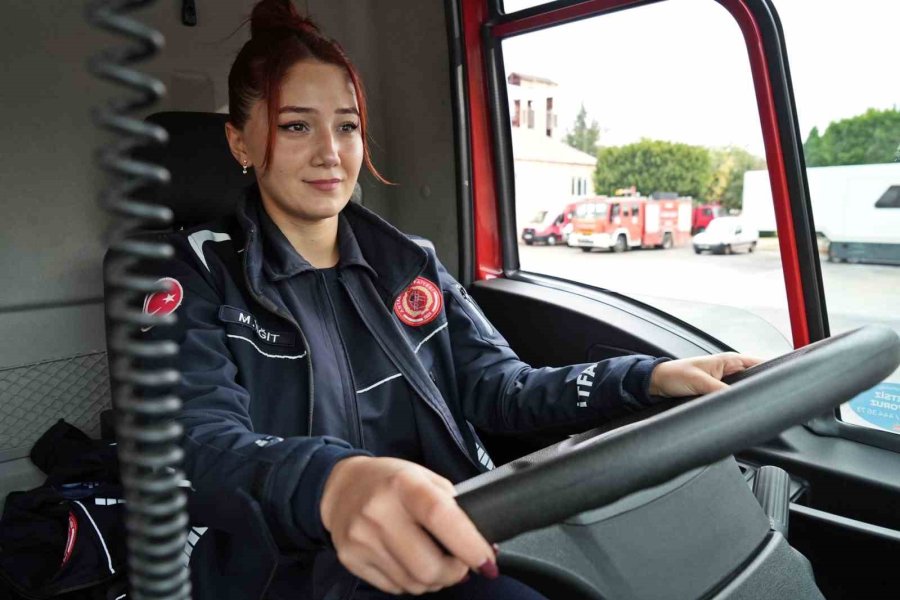 İtfaiyenin Yükünü Onlar Çekiyor, Trafikte Görenler Hem Şaşırıyor Hem Alkışlıyor