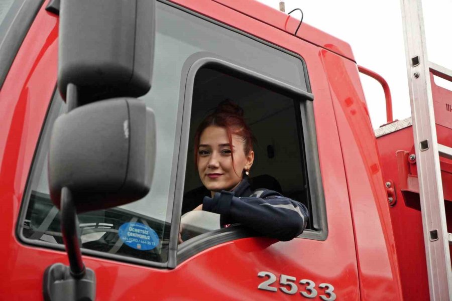 İtfaiyenin Yükünü Onlar Çekiyor, Trafikte Görenler Hem Şaşırıyor Hem Alkışlıyor