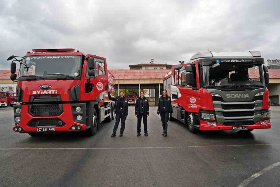 İtfaiyenin Yükünü Onlar Çekiyor, Trafikte Görenler Hem Şaşırıyor Hem Alkışlıyor