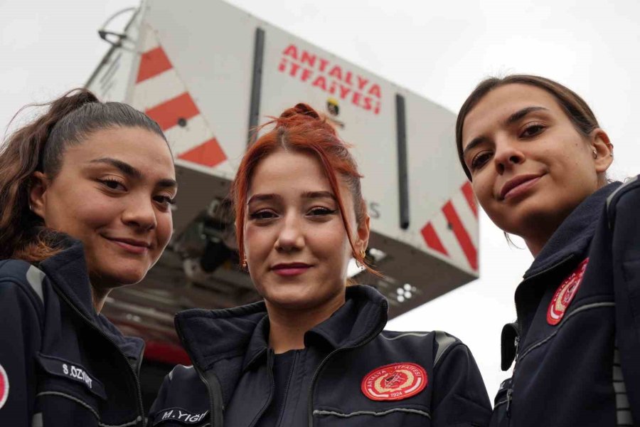 İtfaiyenin Yükünü Onlar Çekiyor, Trafikte Görenler Hem Şaşırıyor Hem Alkışlıyor