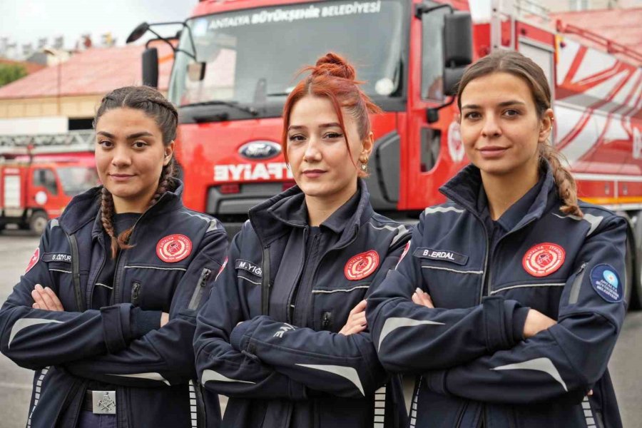 İtfaiyenin Yükünü Onlar Çekiyor, Trafikte Görenler Hem Şaşırıyor Hem Alkışlıyor