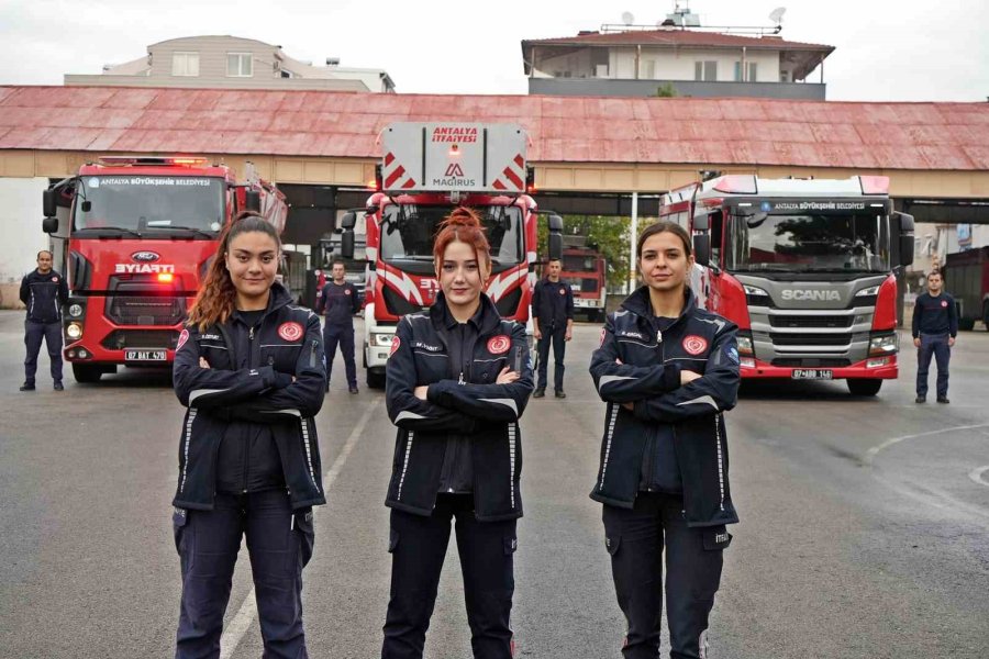 İtfaiyenin Yükünü Onlar Çekiyor, Trafikte Görenler Hem Şaşırıyor Hem Alkışlıyor