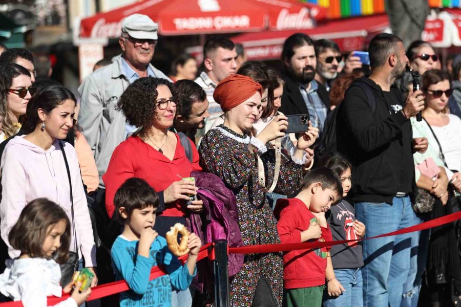 Piyanonun Ustaları Hünerlerini Sokakta Sergiledi