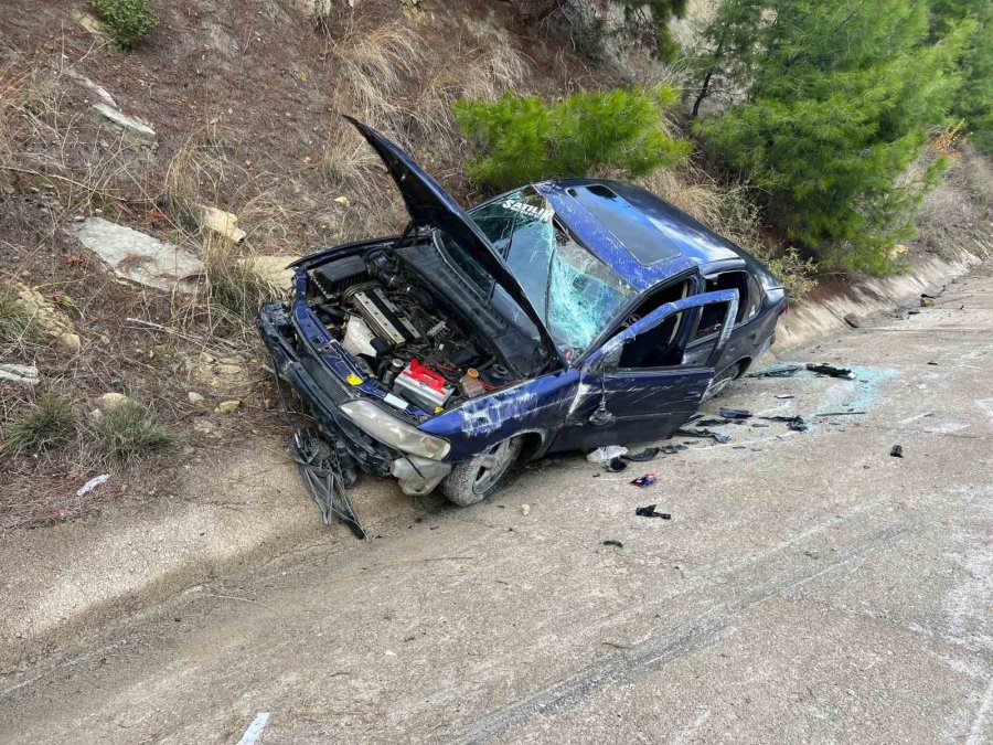 Kontrolden Çıkan Otomobil Şarampole Devrildi: 3 Yaralı