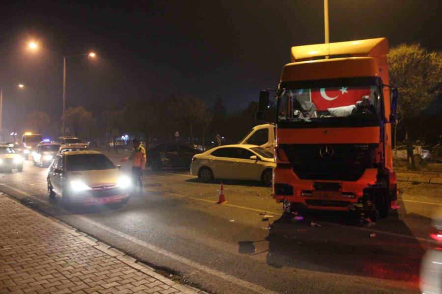 Araçlar Karşı Yola Geçti, Ortalık Savaş Alanına Döndü: 1 Yaralı