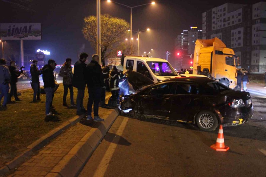 Araçlar Karşı Yola Geçti, Ortalık Savaş Alanına Döndü: 1 Yaralı