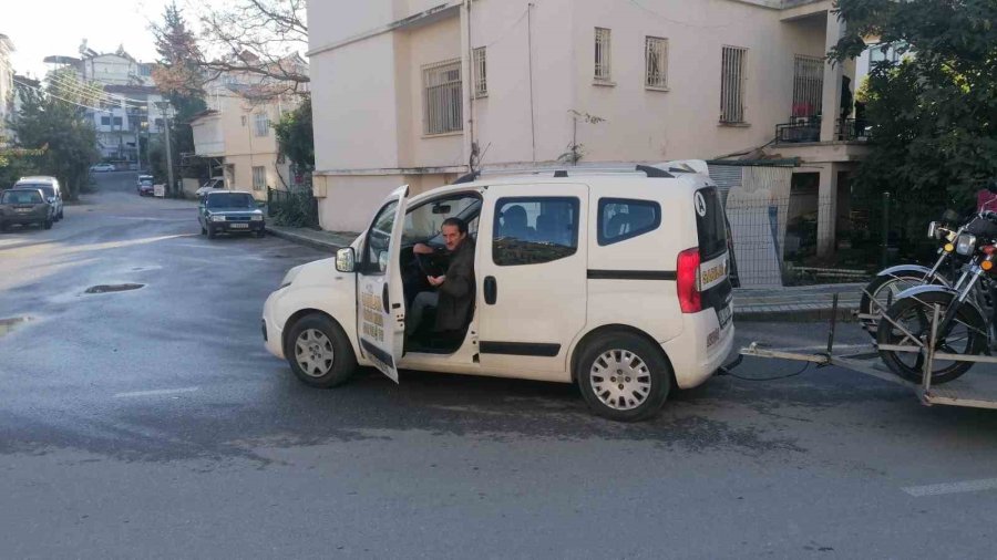 Ehliyetsiz Sürücünün Kullandığı Motosiklet Otomobille Çarpıştı: 1 Yaralı