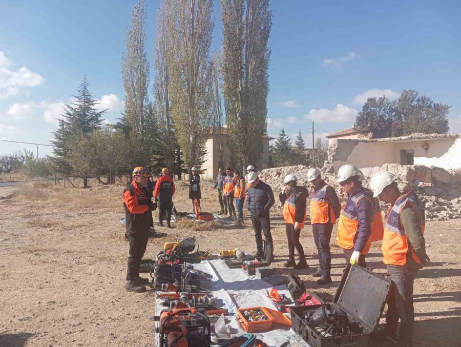 Niğde’de Üniversite Koruma Ve Güvenlik Görevlilerine "afad Gönüllüsü" Eğitimi Verildi