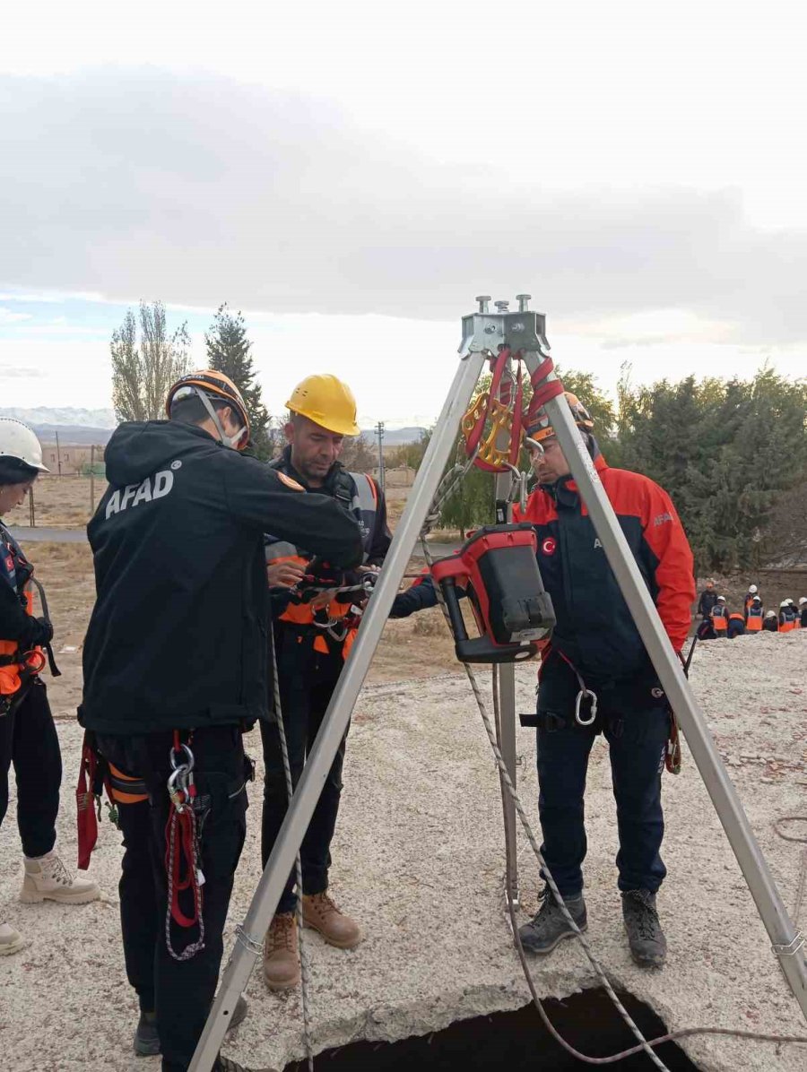 Niğde’de Üniversite Koruma Ve Güvenlik Görevlilerine "afad Gönüllüsü" Eğitimi Verildi