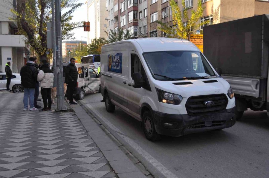 Hafif Ticari Araç İle Minibüsün Çarpıştığı Kazada Maddi Hasar Oluştu