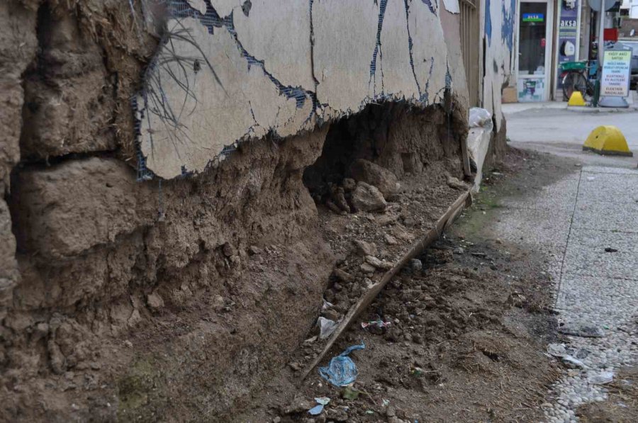 Okul Yakınındaki Metruk Ev Tedirginlik Oluşturuyor