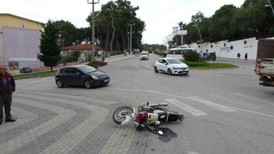 Otomobilin Çarptığı Motosiklet Sürücüsü Ölümden Döndü