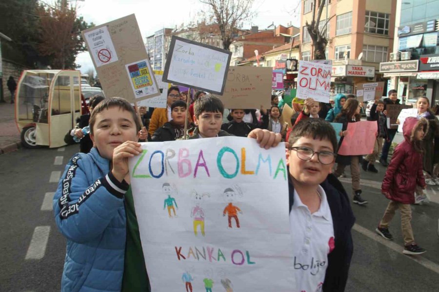 Konya’da Öğrenciler Akran Zorbalığına Dikkat Çekmek İçin Yürüdü