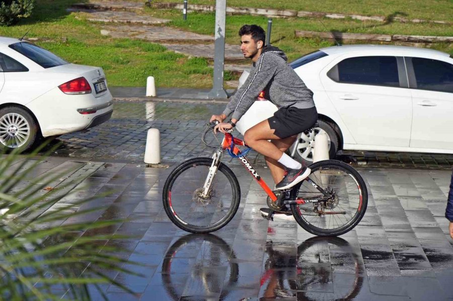 Antalya Havasıyla Şaşırtmaya Devam Ediyor: Öğlene Kadar Kış, Sonrasında Yaz