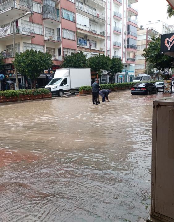 Kumluca’da Sağanak Yağmur Etkili Oldu