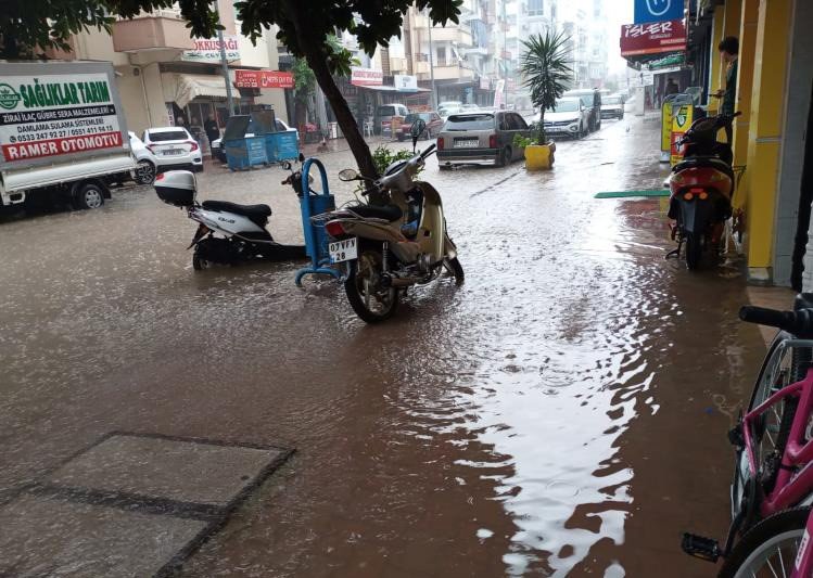 Kumluca’da Sağanak Yağmur Etkili Oldu