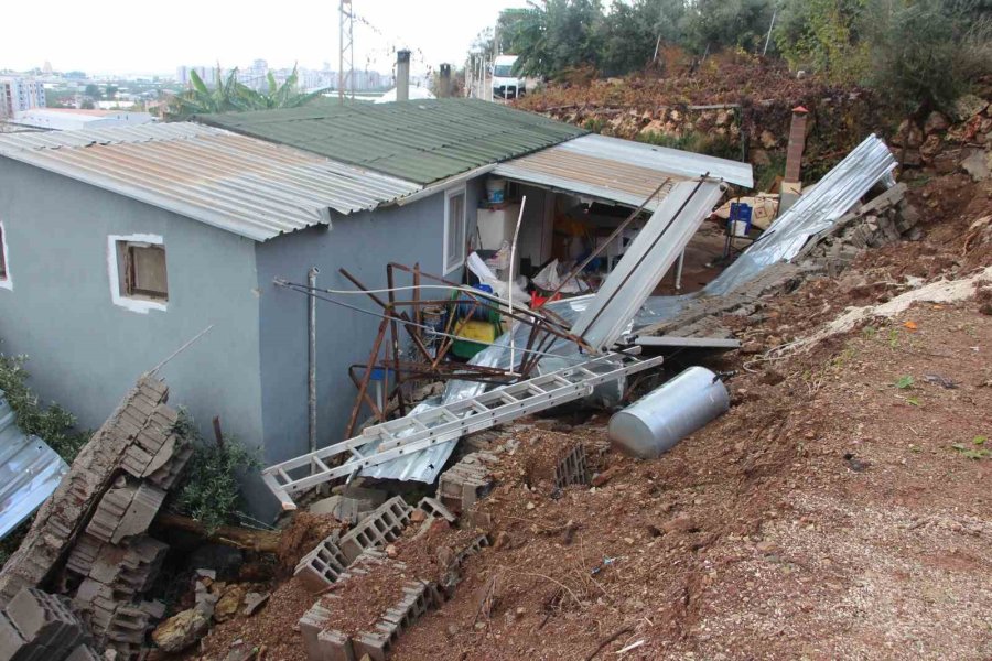 Antalya’da İstinat Duvarı Çöktü, İki Ev Zarar Gördü