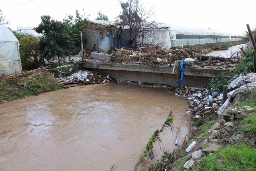 Antalya’da İstinat Duvarı Çöktü, İki Ev Zarar Gördü