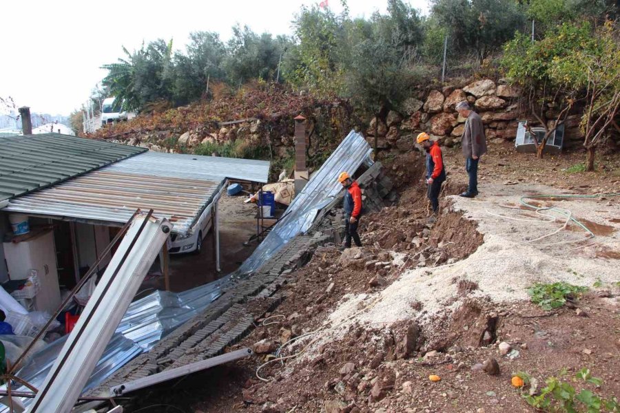 Antalya’da İstinat Duvarı Çöktü, İki Ev Zarar Gördü