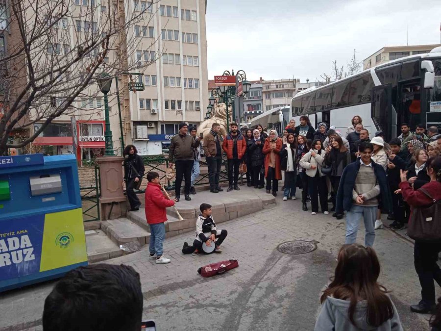 Küçük Müzisyenlerden Sokak Konseri