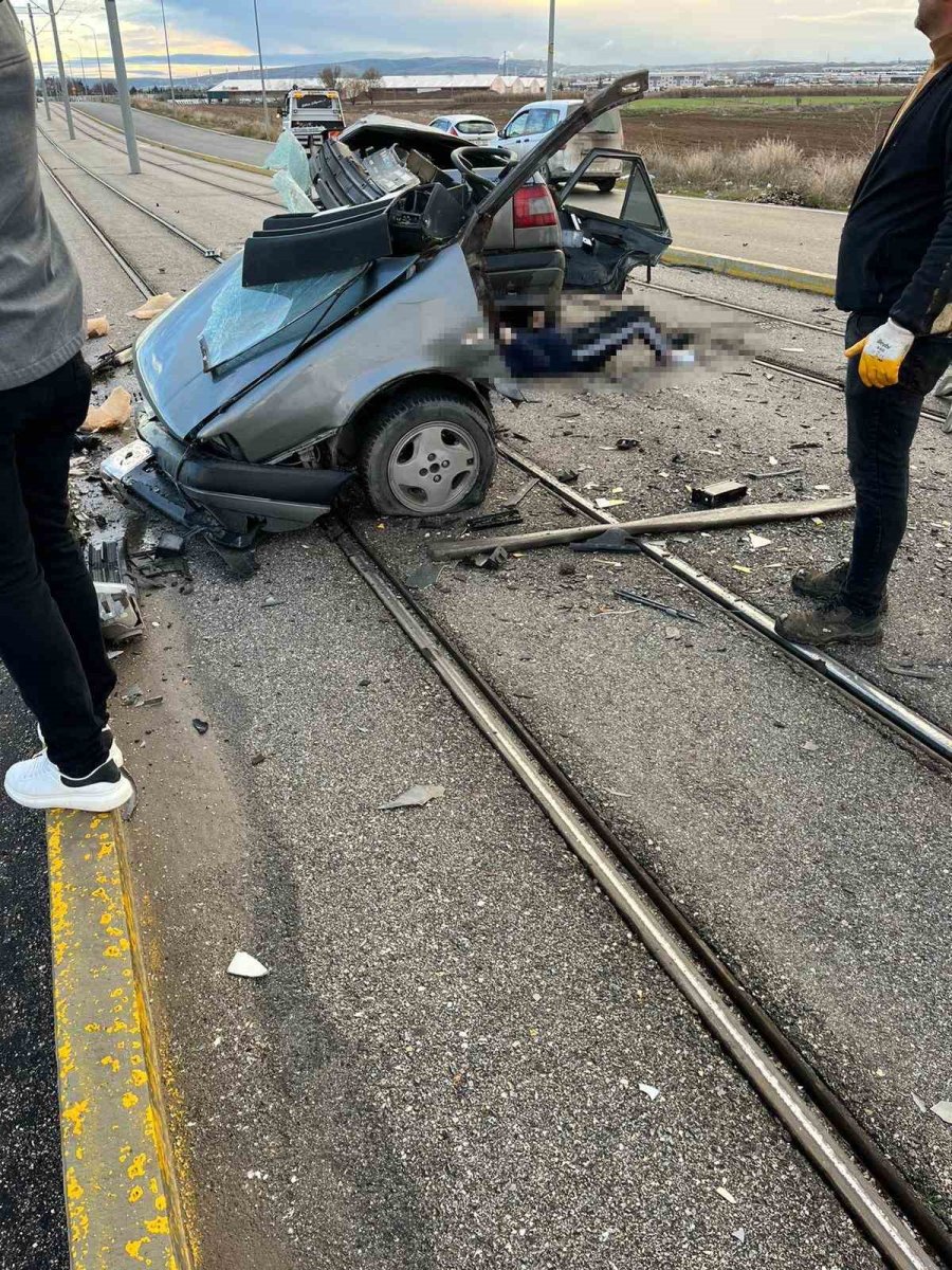 Direğe Çarpan Araç İkiye Bölündü: 1 Ölü, 1’i Ağır 3 Yaralı