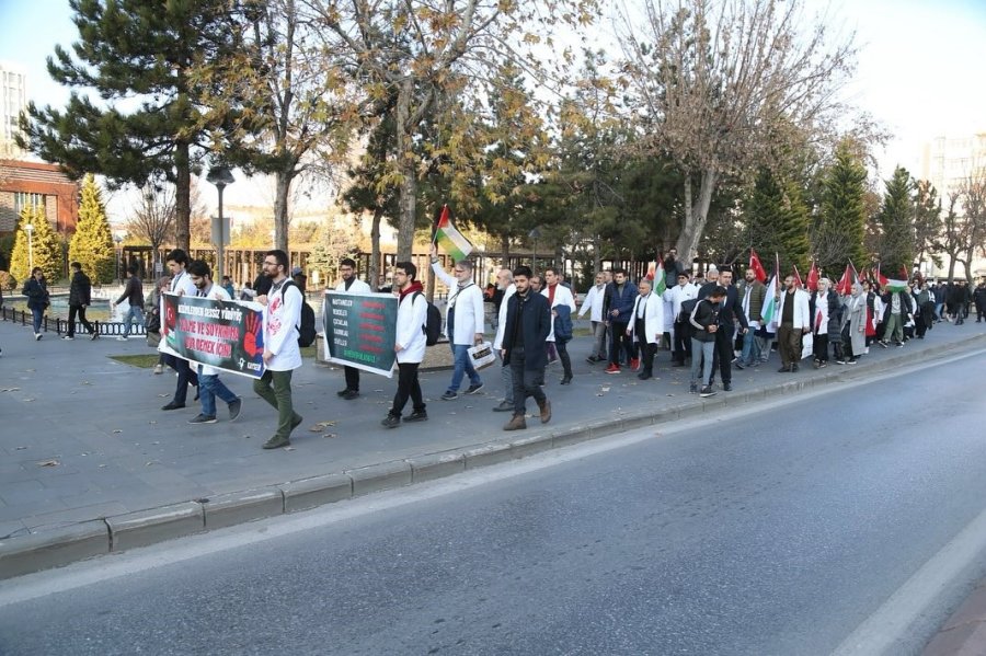 Doktorlar Ve Sağlık Çalışanları İsrail’i Protesto Etti