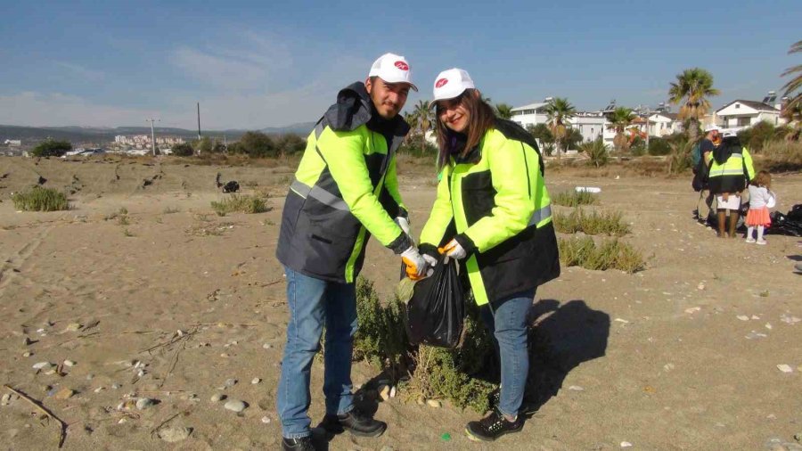 Silifke’de “denizlere Mavi Yakışır” Sloganı İle Sahil Temizliği Yapıldı