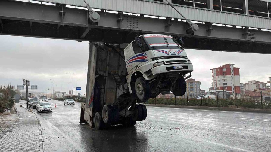 Niğde’de Dorsesi Açılan Kamyon Üst Geçide Sıkıştı