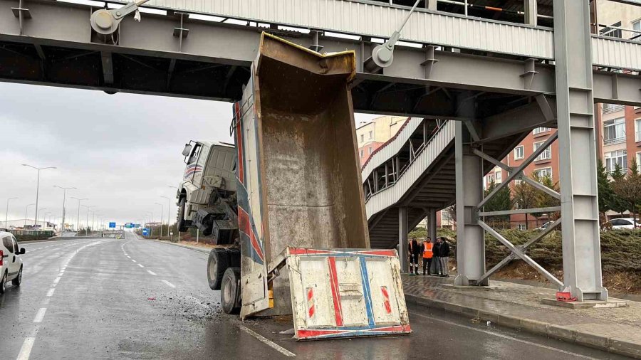 Niğde’de Dorsesi Açılan Kamyon Üst Geçide Sıkıştı