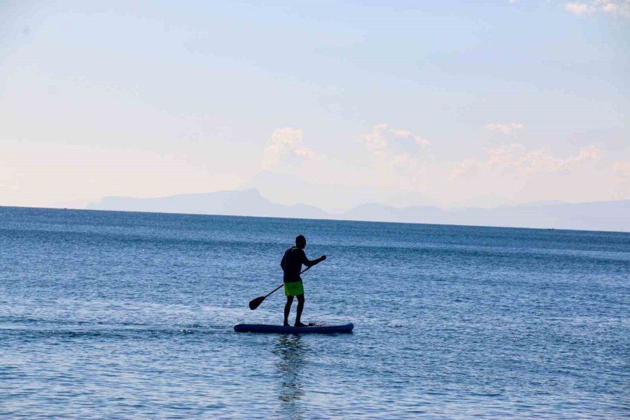 Termometrelerin 19 Dereceyi Gösterdiği Antalya’da Aralık Ayında Deniz Keyfi