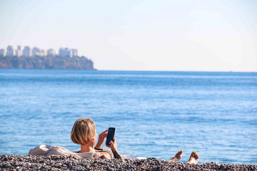 Termometrelerin 19 Dereceyi Gösterdiği Antalya’da Aralık Ayında Deniz Keyfi