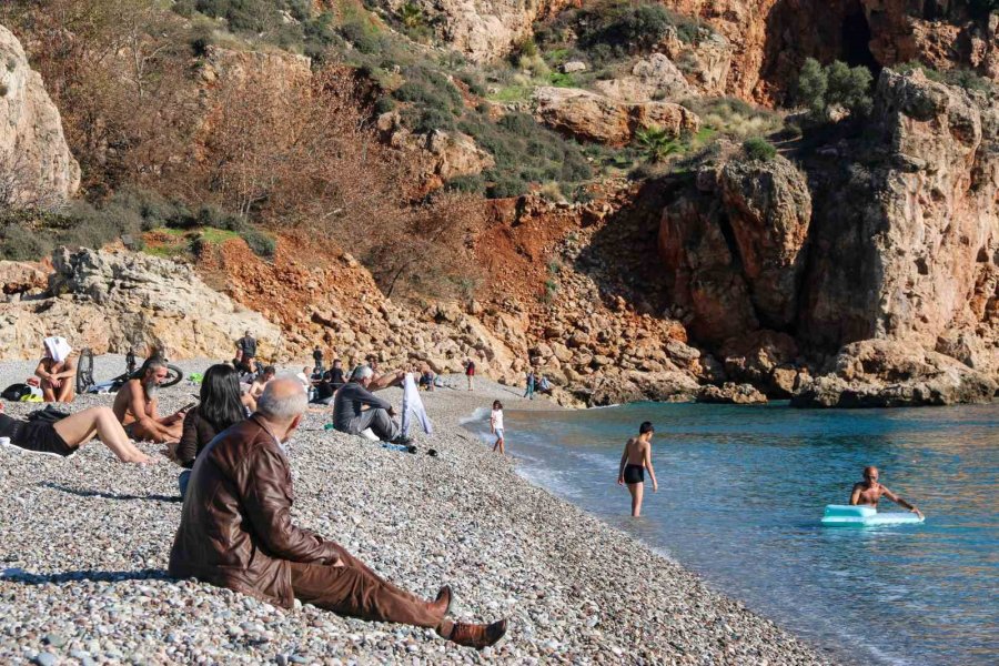 Termometrelerin 19 Dereceyi Gösterdiği Antalya’da Aralık Ayında Deniz Keyfi