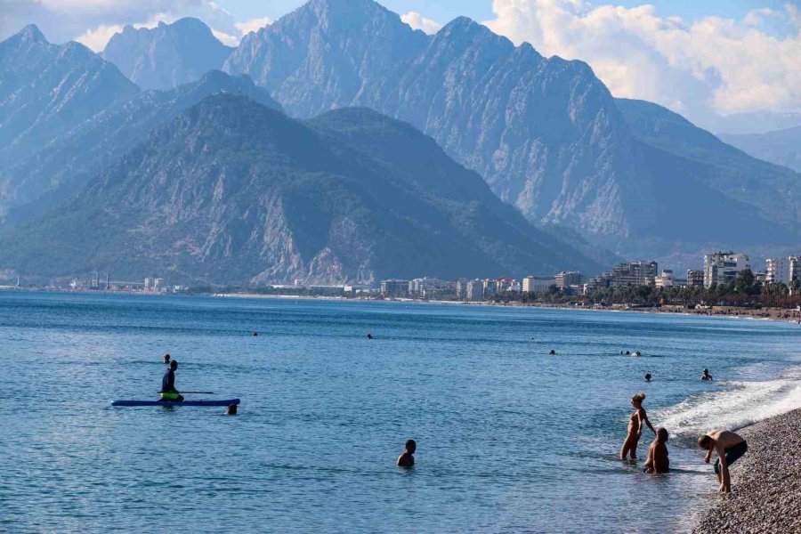 Termometrelerin 19 Dereceyi Gösterdiği Antalya’da Aralık Ayında Deniz Keyfi