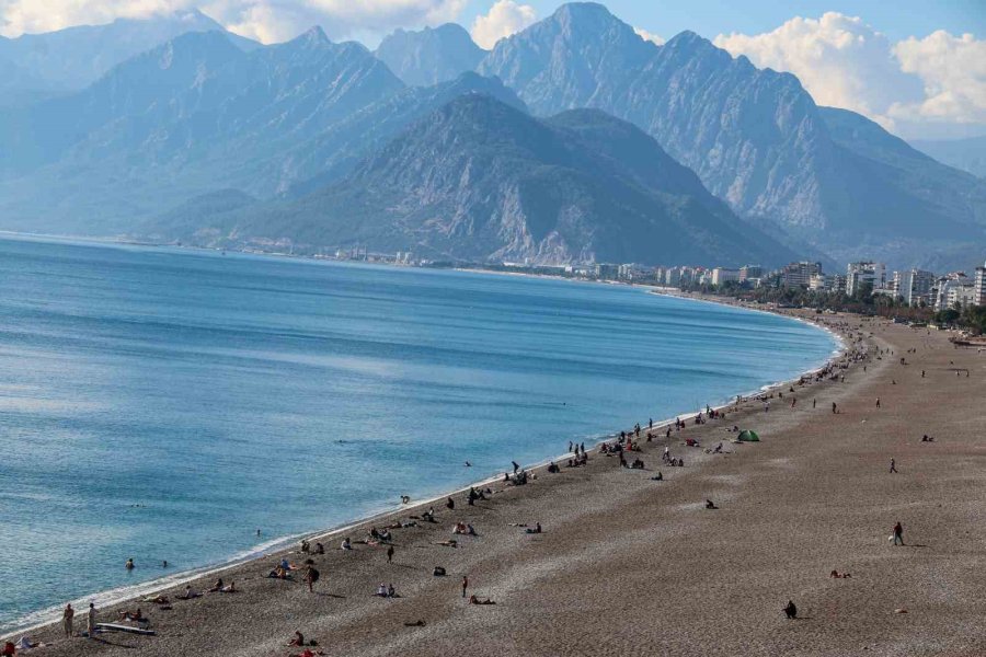 Termometrelerin 19 Dereceyi Gösterdiği Antalya’da Aralık Ayında Deniz Keyfi