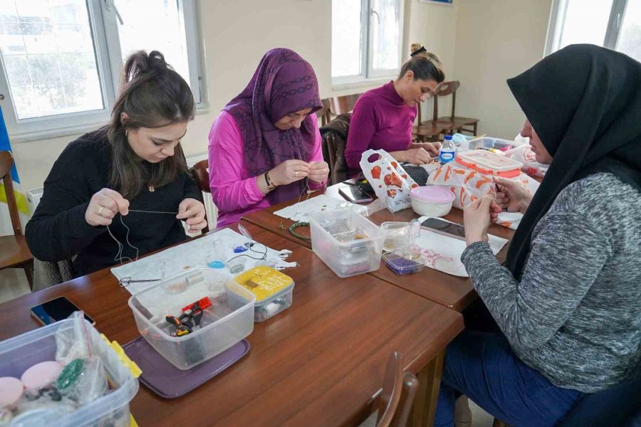 Kendi Takılarını Kendileri Yapıyor