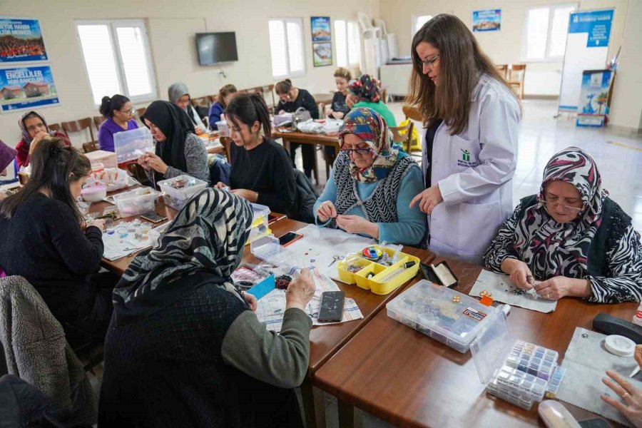 Kendi Takılarını Kendileri Yapıyor