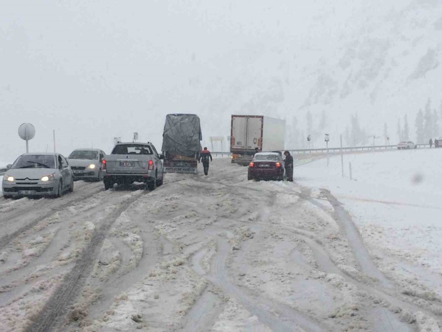 Antalya-konya Kara Yolunda Kar Yağışı Devam Ediyor