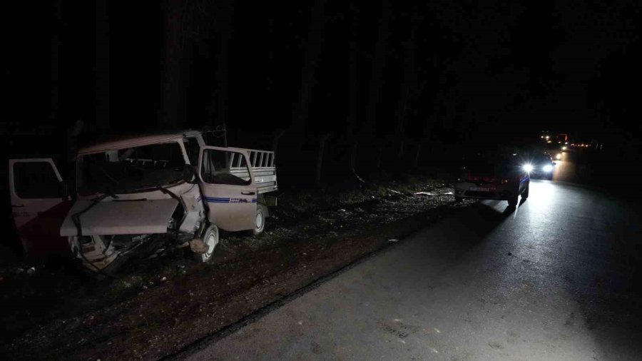 Antalya’da Otomobil İle Kamyonet Kafa Kafaya Çarpıştı: 1 Ölü, 2 Yaralı