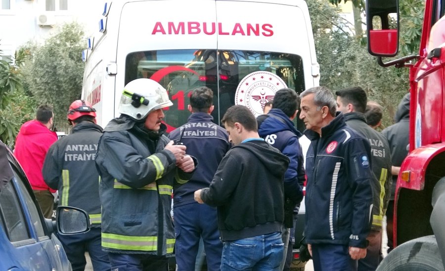 Genç Kadın Tadilatı Yapılan Terasında Çöken Çatının Altında Kaldı