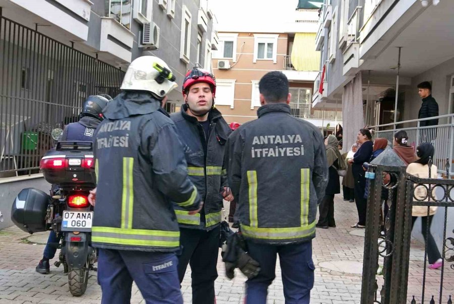 Genç Kadın Tadilatı Yapılan Terasında Çöken Çatının Altında Kaldı