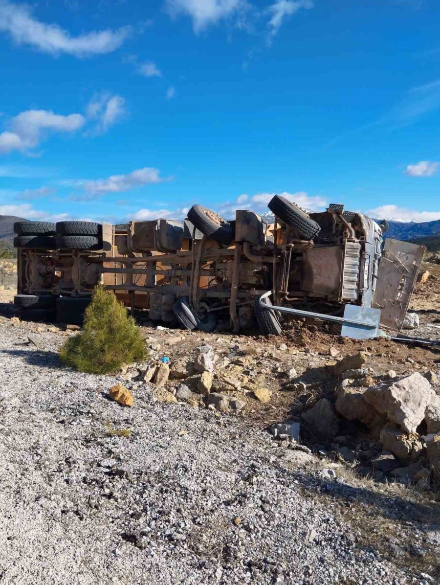 Antalya’da Kum Yüklü Kamyon Şarampole Devrildi: 1 Yaralı