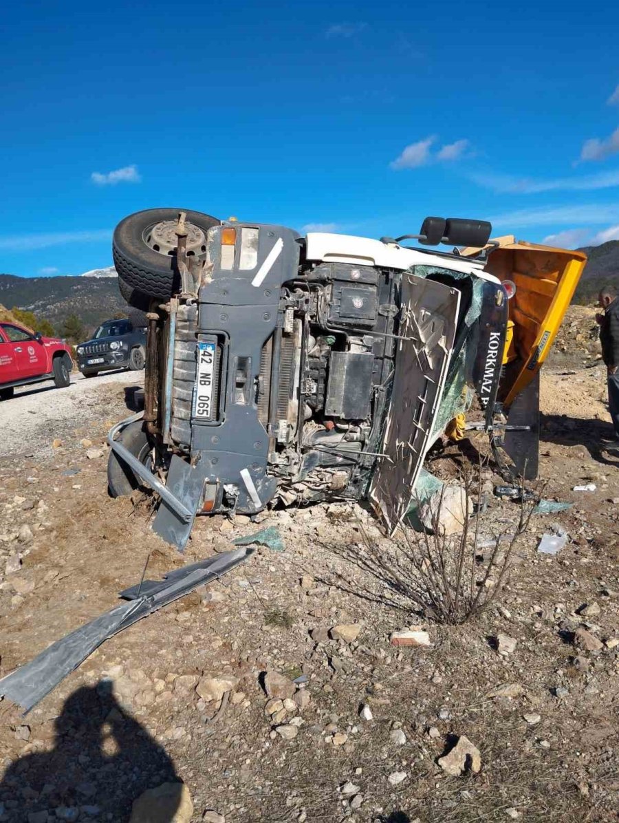 Antalya’da Kum Yüklü Kamyon Şarampole Devrildi: 1 Yaralı