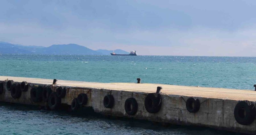 Kuru Yük Gemisi, Hava Muhalefeti Sebebiyle Alanya Açıklarına Demirledi