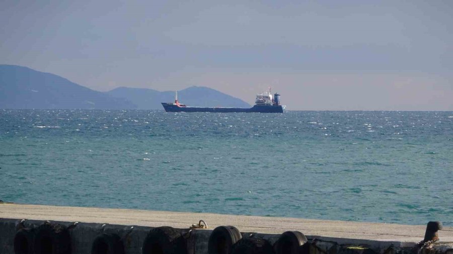 Kuru Yük Gemisi, Hava Muhalefeti Sebebiyle Alanya Açıklarına Demirledi