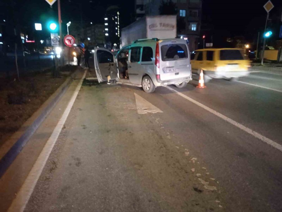 Trafik Işıklarında Araçları Hurdaya Çeviren Kazada Yaralanan Olmadı