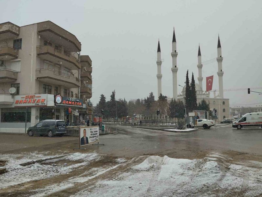 Antalya’nın Korkuteli İlçesinde Kar Yağışı Başladı