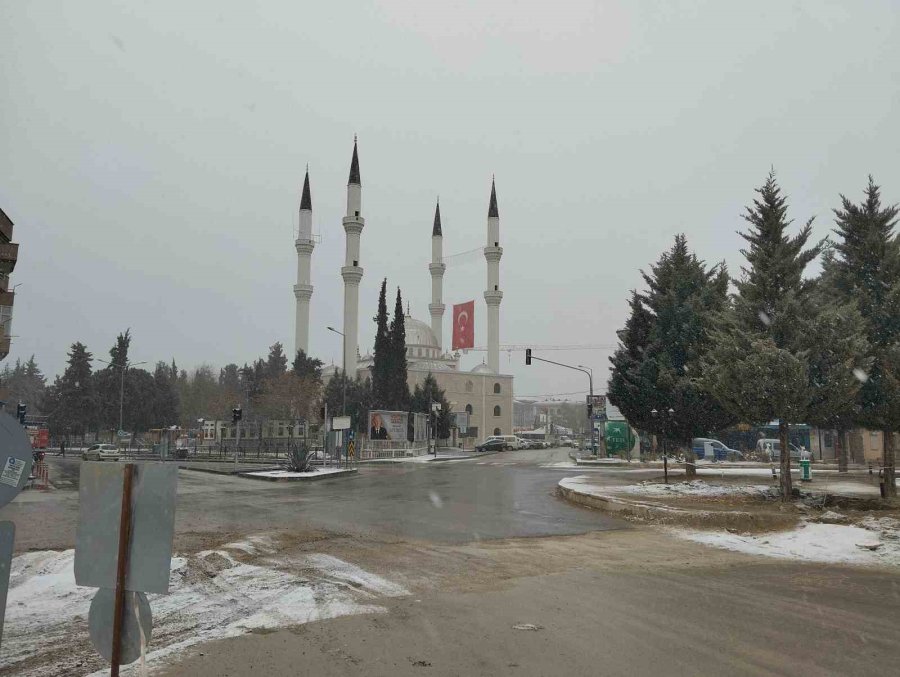 Antalya’nın Korkuteli İlçesinde Kar Yağışı Başladı